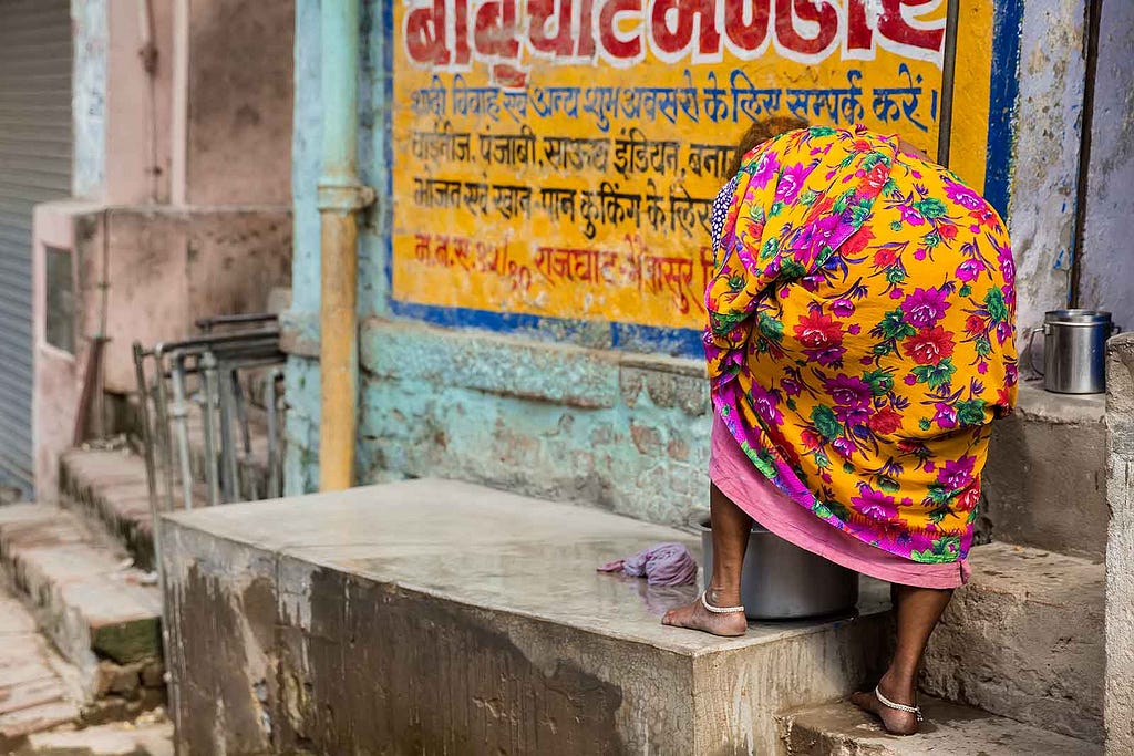 Nunca te cansarás de vagar por las calles laterales de Varanasi.  Es una auténtica explosión de colores.