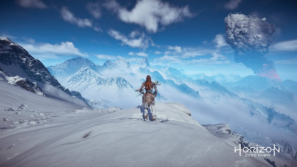 Uma imagem de horizon zero dawn com a protagonista em cima de um monte nevado vendo um horizonte de outras montanhas.