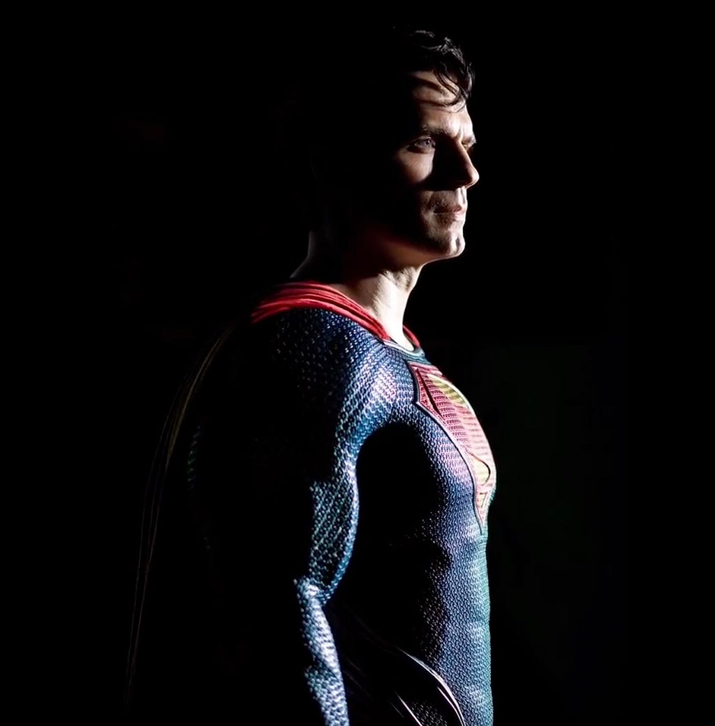 Superman, interpretado por Henry Cavill, em uma imagem com fundo preto do cenário de gravações do filme Adão Negro
