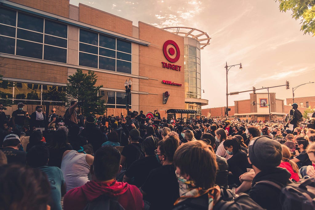 A huge group of people in front of a Target supermarket´.