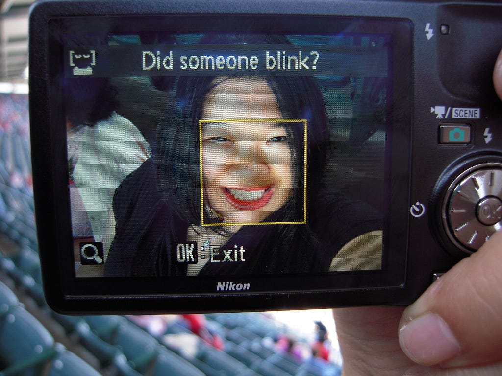 Mulher asiatica sendo mostrada através da tela de uma camera digital