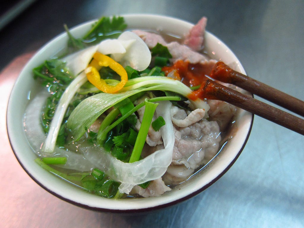 Vietnamese cuisine, Pho Bo (Beef Noodle Soup). Author: fabulousfabs (Flickr). Some rights reserved.