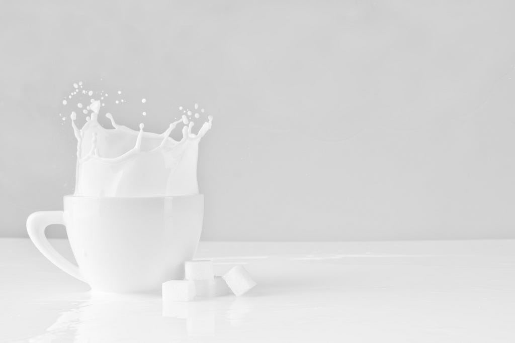 根據衛福部調查，我國 9 成國民鈣質攝取量不足。國建署建議，應早晚一杯牛奶。