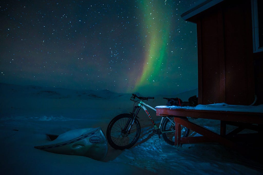 The tour on the Arctic Circle Trail is dominated by a single color. All the more impressive is the magical play of colors sho