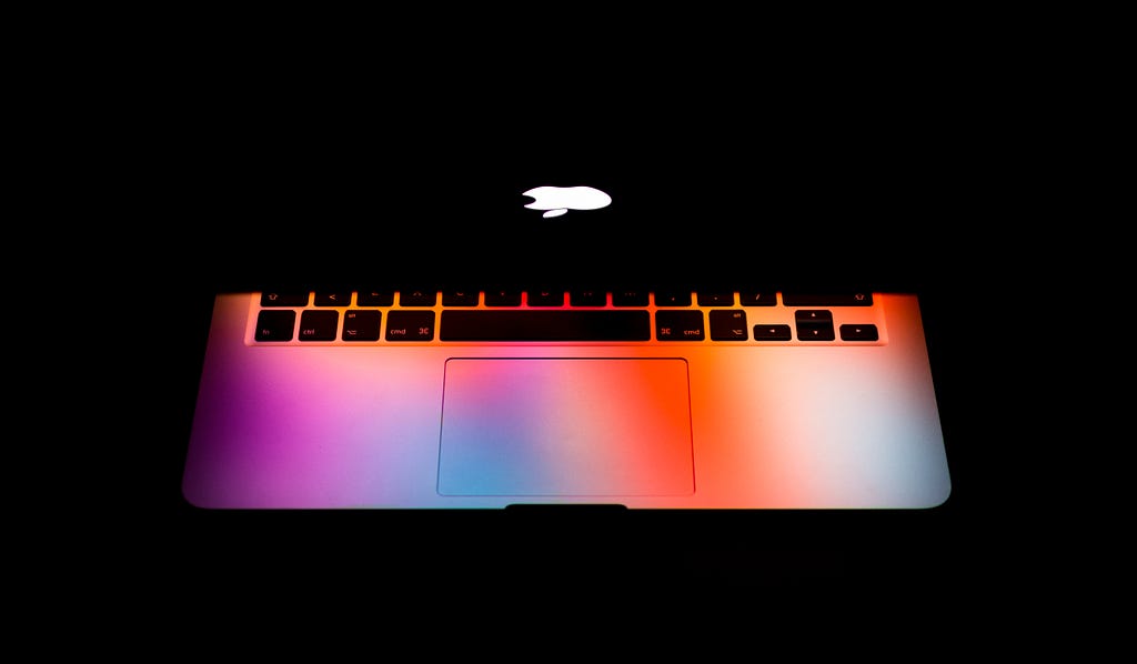 Ein halb geöffnetes Laptop mit leuchtendem Monitor