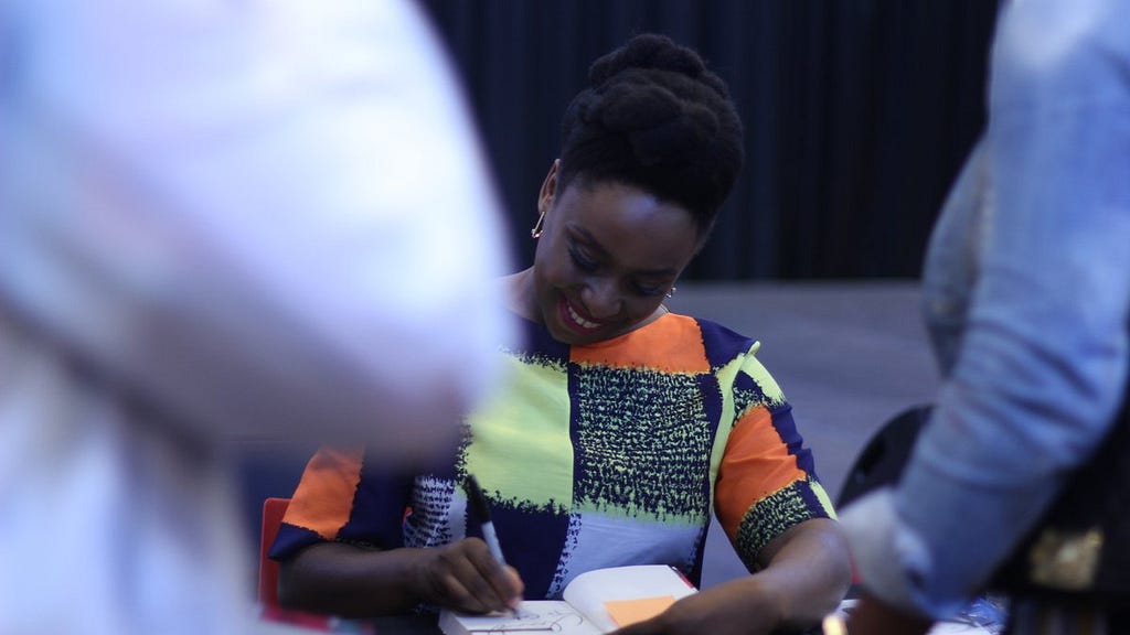 Chimamanda Ngozi Adichie. Copr. https://twitter.com/papertimelady