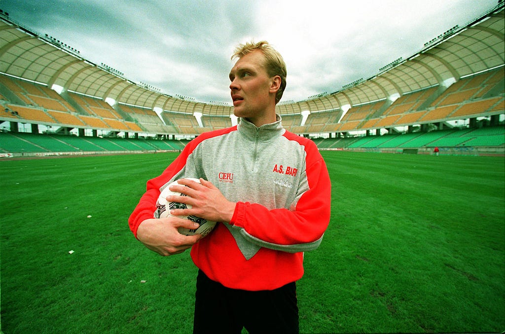 1995-11-18 Klas Ingesson pÂ stadion i Bari © BildbyrÂn(19246 )