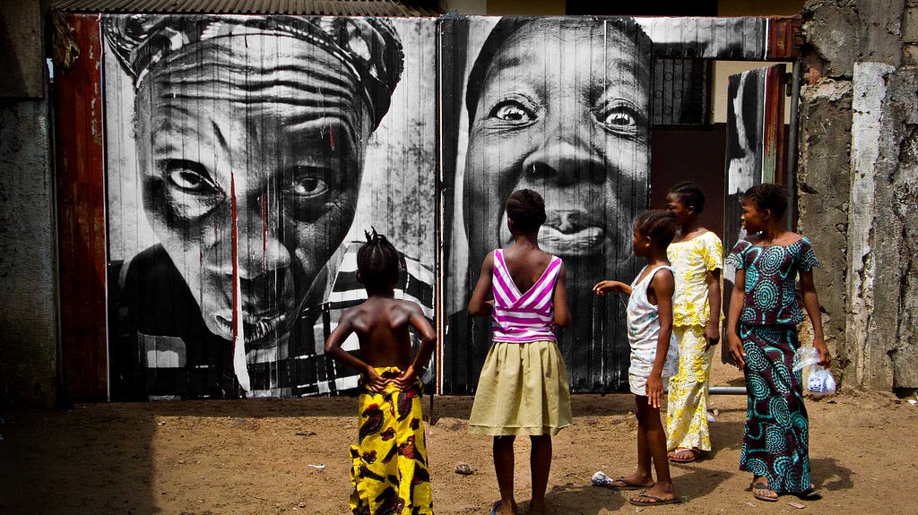 28 Millimeters, Women Are Heroes, Collage dans les rues de Monrovia, Liberia, 2008