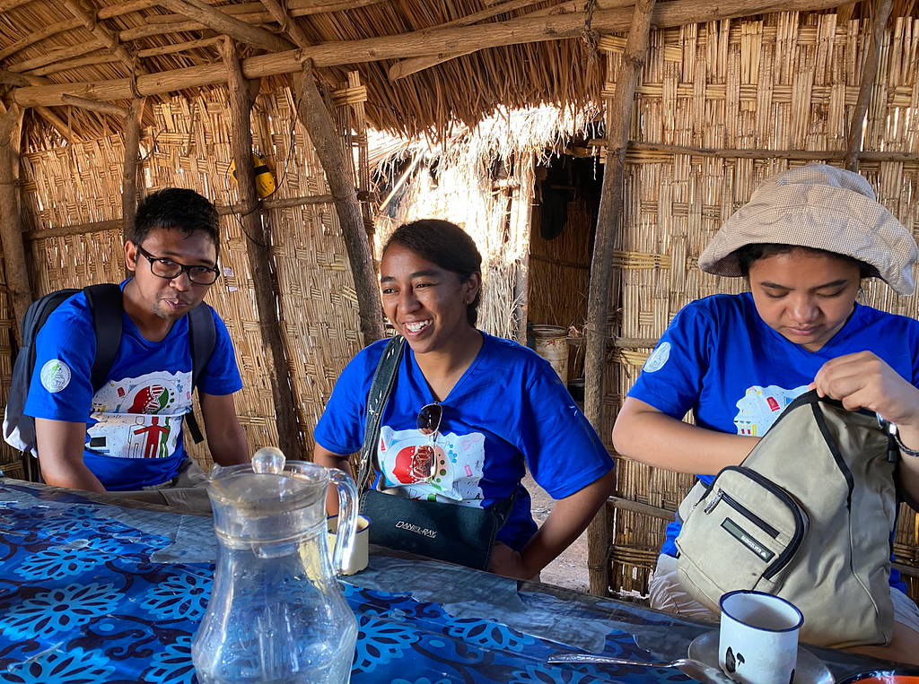 The author Stephie (middle) together with Rindra (left), one of the principal investigators on the project, and Rota (right), another graduate student in biological anthropology at the University of Antananarivo