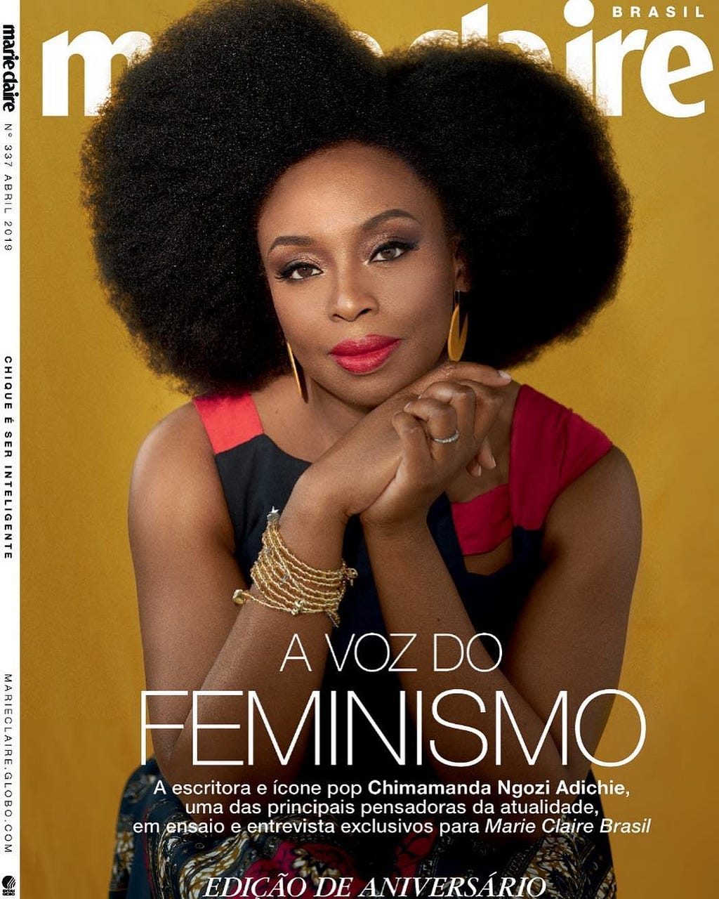 Capa da revista Marie Claire Brasil com a foto de Chimamanda. Na chamada principal, o título “A Voz do Feminismo”.