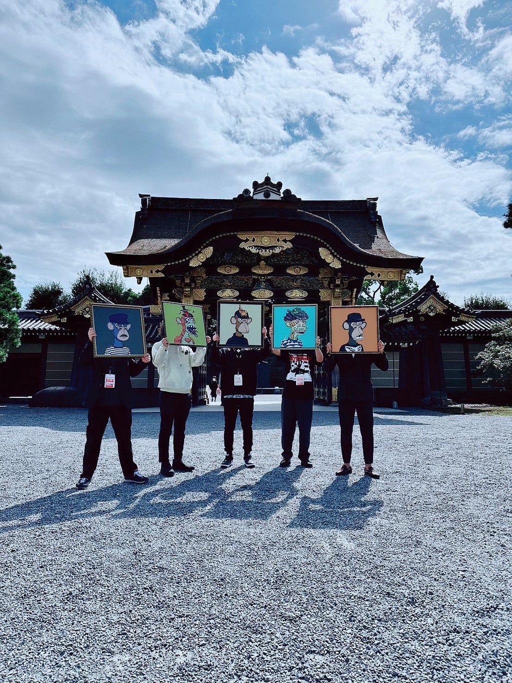 Photo with NFT owners in front of the Nijo Castle