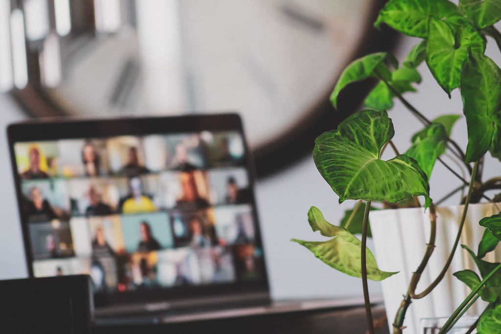 Um notebook mostrando uma videoconferência com diversas pessoas