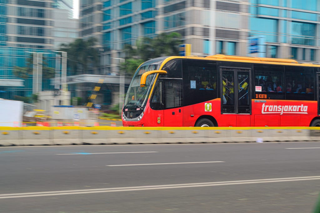 Bus gandeng Transjakarta yang melayani koridor 1 Blok M-Kota