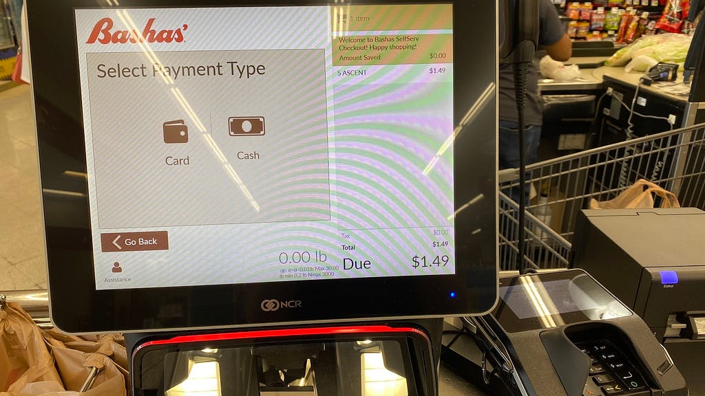 Self checkout machine from Bashas that asks to choose the payment method — cash or card?