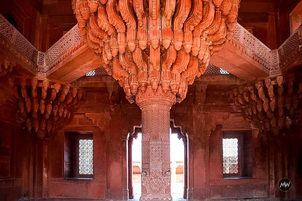 A beautiful column inside the Diwan-e-khas at Fatehpur Sikri