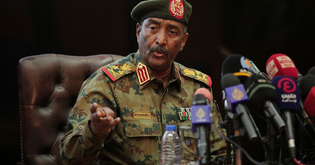 Le général en chef de l’armée soudanaise, Abdel Fattah al-Burhan, tient une conférence de presse à Khartoum le 26 octobre 2021, après avoir renversé le fragile gouvernement de transition du Premier Ministre Abdallah Hamdok, établi à l’issu de la chute du général Omar El Béchir en 2019. Crédit : Marwan Ali / AP Photo