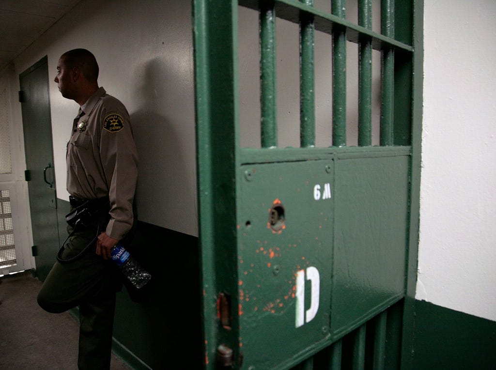 An LA County sheriff’s deputy stands guard at the LA County Men’s Central Jail. Photo by Jason Redmond/Reuters