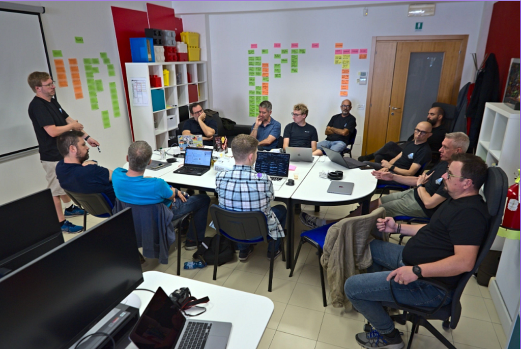 Community di Plone al lavoro — tutti riuniti per discutere su cosa fare durante il Salamina Sprint di Ferrara