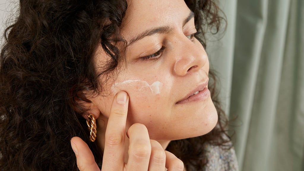 Alice Ojeda applying cleansing cream