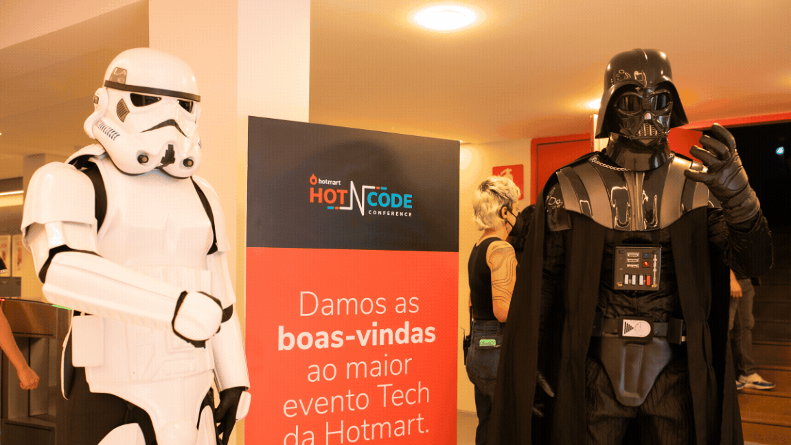 #ParaTodasAsPessoasVerem: Imagens dos personagens de Star Wars Darth Vader e Stormtrooper durante o Hot N’Code Conference, seguido da imagem da mochila que consagrou o nome “Hotmart Troopers”.