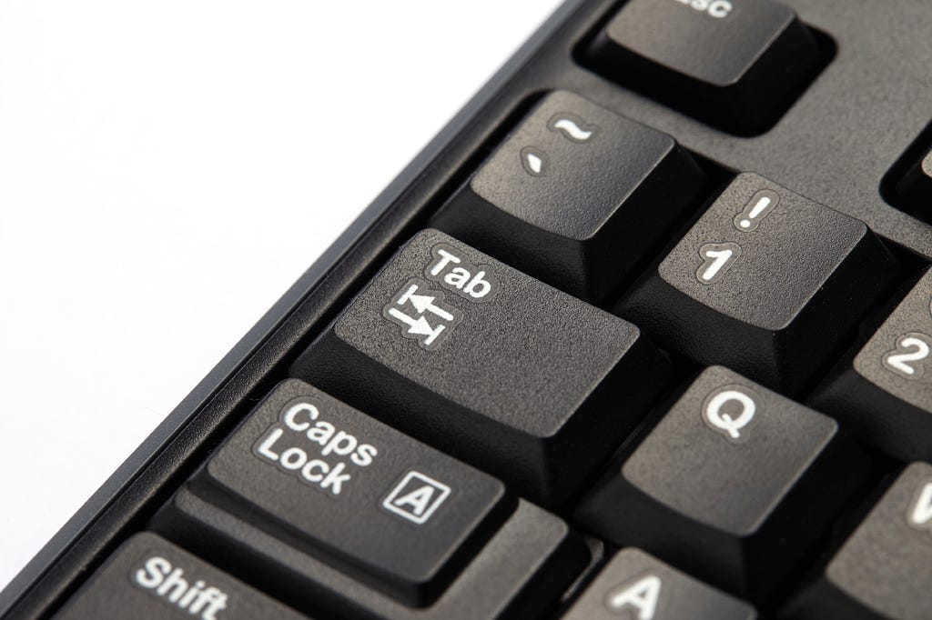 Une image d’un clavier, avec la représentation de la touche “TAB”.
