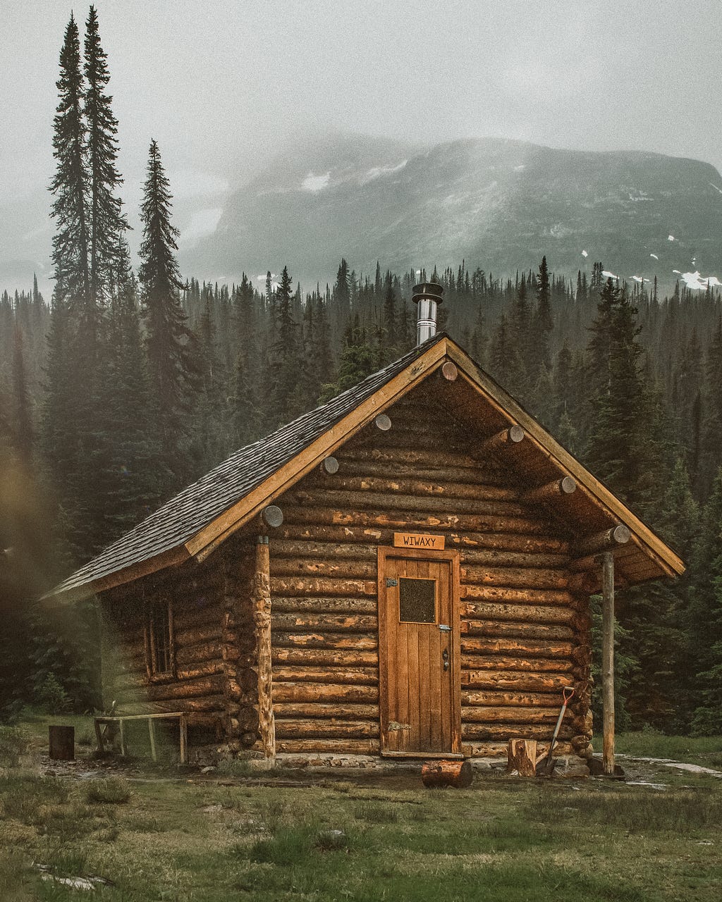 Eine kleine Blockhütte in den Bergen.