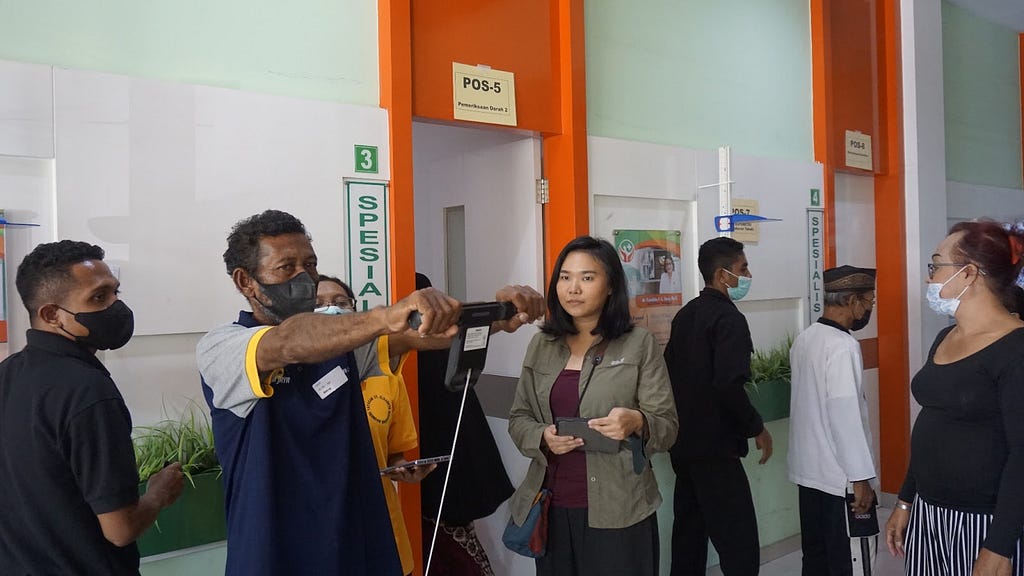 As a Variant Bio Standley Fellow, Isabella Apriyana (nickname “Ibel,” center of photo) coordinated a collaborative genomic project with the Mochtar Riady Institute for Nanotechnology (MRIN) in Indonesia and Variant Bio.