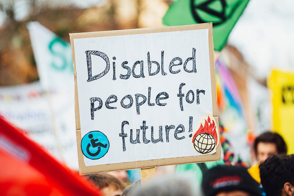 Cartaz em uma manifestação com os dizeres em inglês “Disabled people for future”.