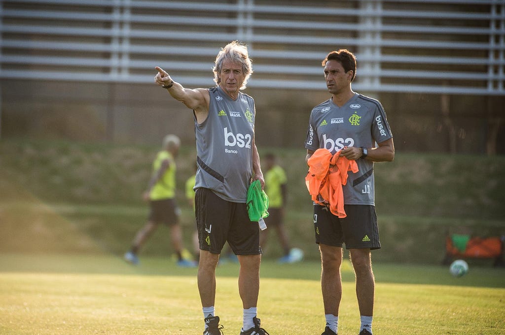 Jorge Jesus (à esquerda), Técnica do Flamengo e João de Deus (à direita), seu Auxiliar Técnico