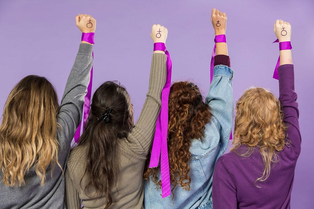 Grupo de mulheres de várias etnias com baixa lilás na mão