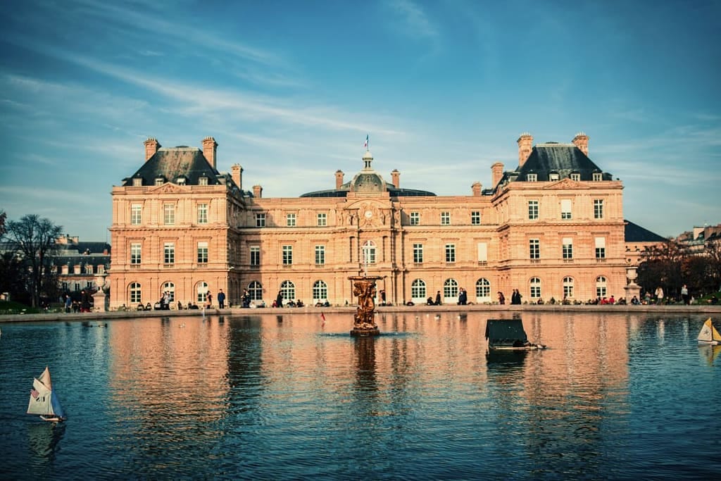 A large building with a fountain in front of it.