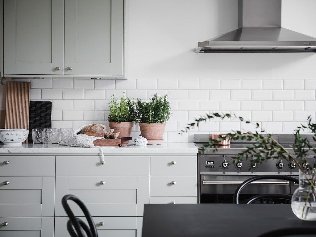 Stylish and spacious living area - via Coco Lapine Design blog