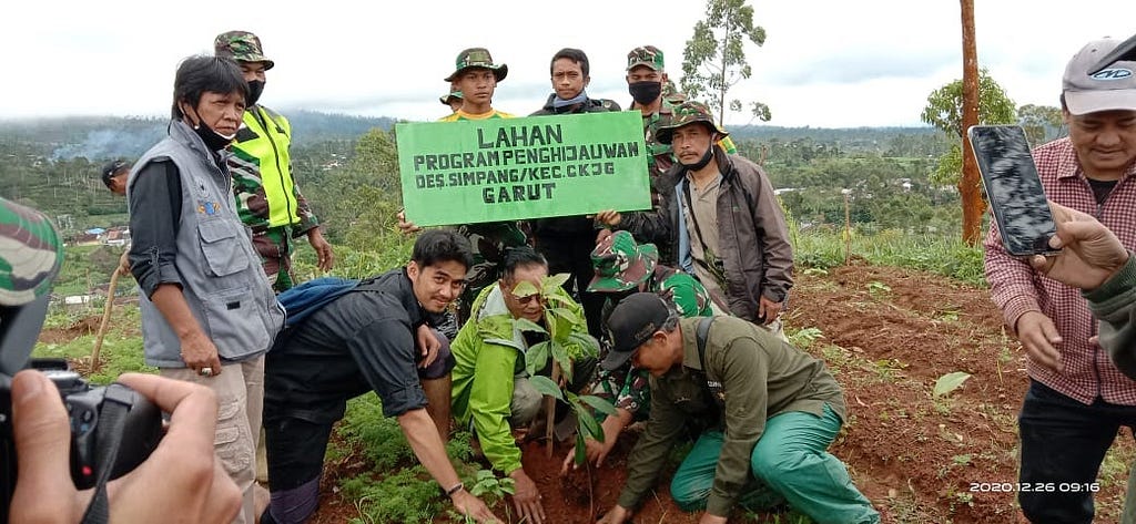 Pelaksanaan penghijauan di Garut hasil donasi dari kampanye alam yang terkumpul di website LindungiHutan.com