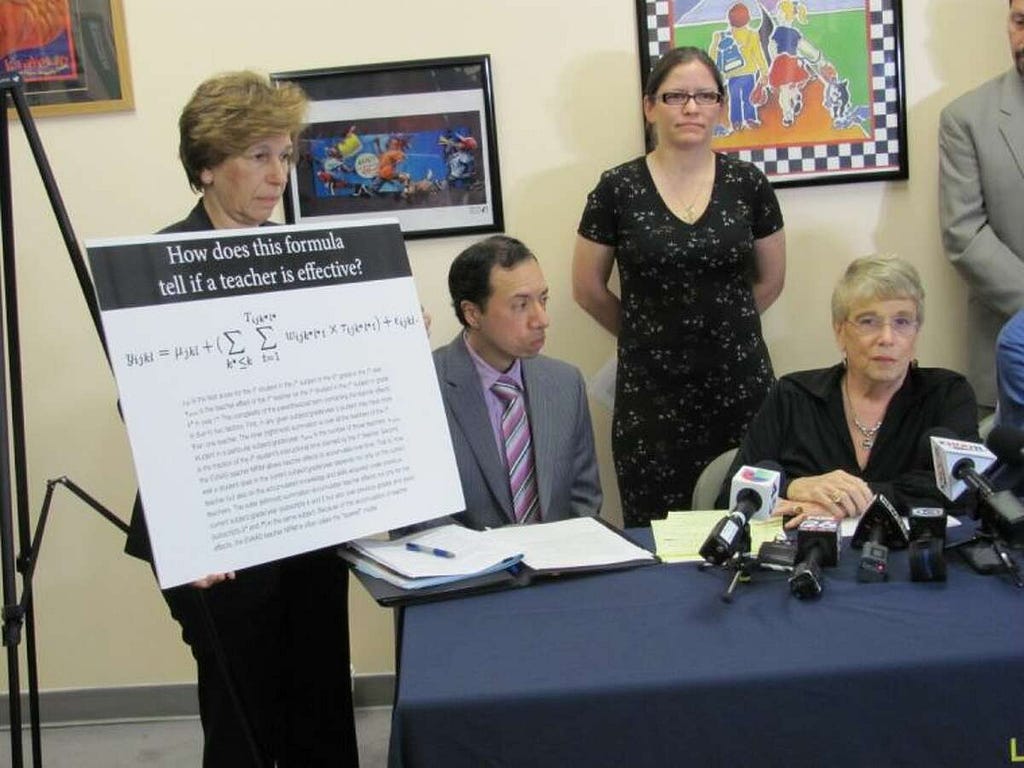 Houstoni õpetaja seisab kohtus, käes plakat, kus on valem, mille alusel õeptajate tööd hinnati