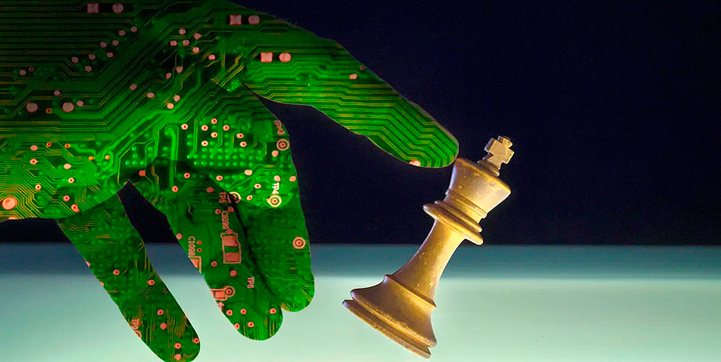 Uma mão em forma de circuito digital em cor verde derrubando com o dedo indicador uma peça no tabuleiro de xadrez. A peça representa o Rei e a ação da mão representa um xeque-mate, ou seja, um lance que põe fim à partida.