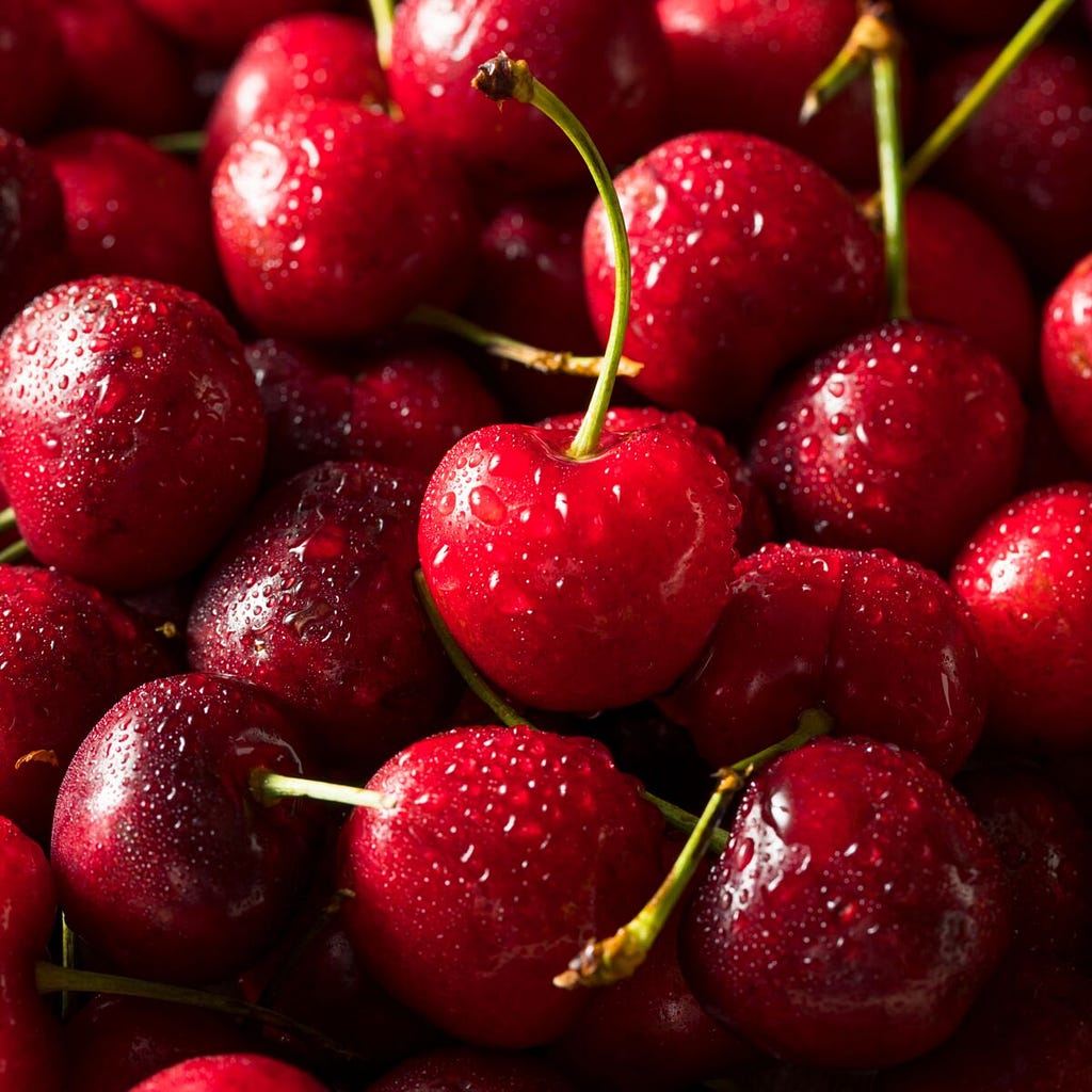 des cerises fraises en gros plans, leur peau pleines de gouttes de condensation