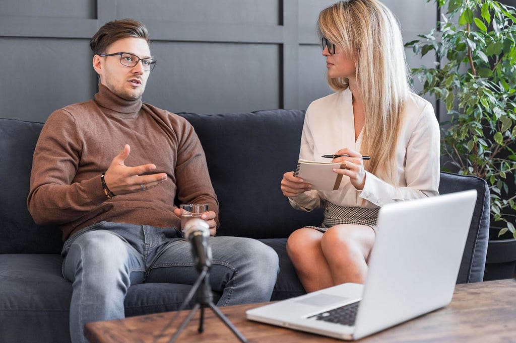 two employees discussing UX measurements