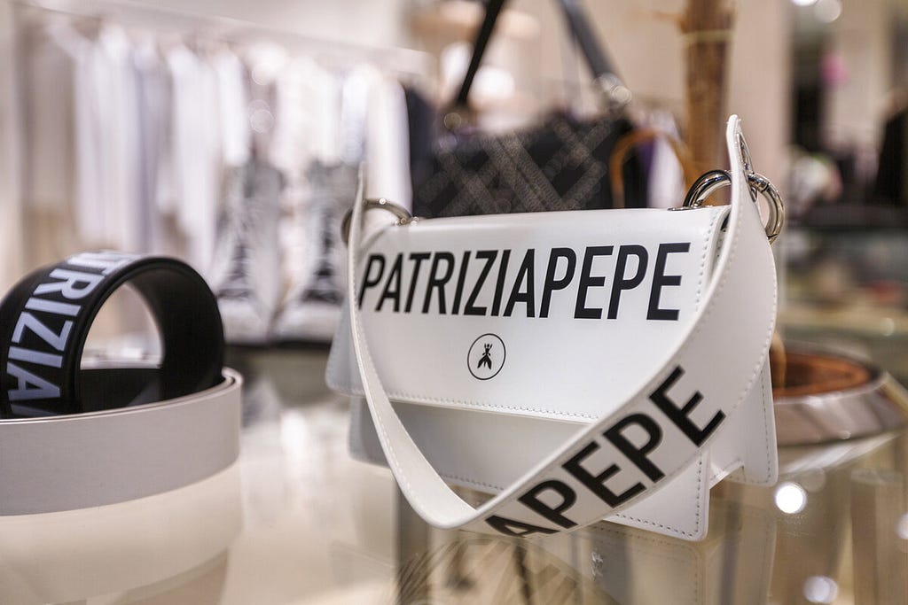 Белая сумка Patrizia Pepe.