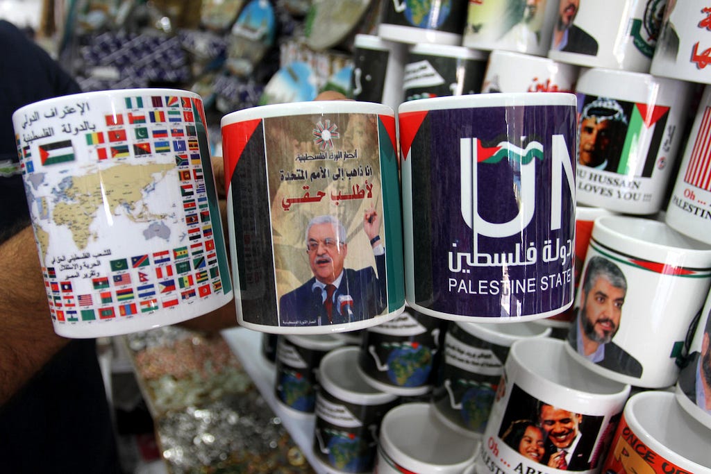 En vísperas de la candidatura palestina para ser reconocida como un estado en la ONU en 2011, una tienda palestina vende tazas de café con el nombre del presidente palestino Mahmud Abás. En una taza se puede leer: "El mundo quiere un estado de Palestina". 15 de septiembre de 2011, Gaza (Foto: Mohamed Asad / APA Images)