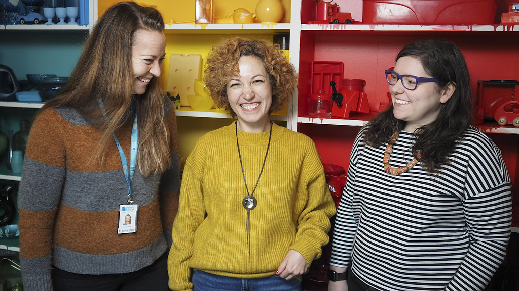 Picture of three female developers in FINN