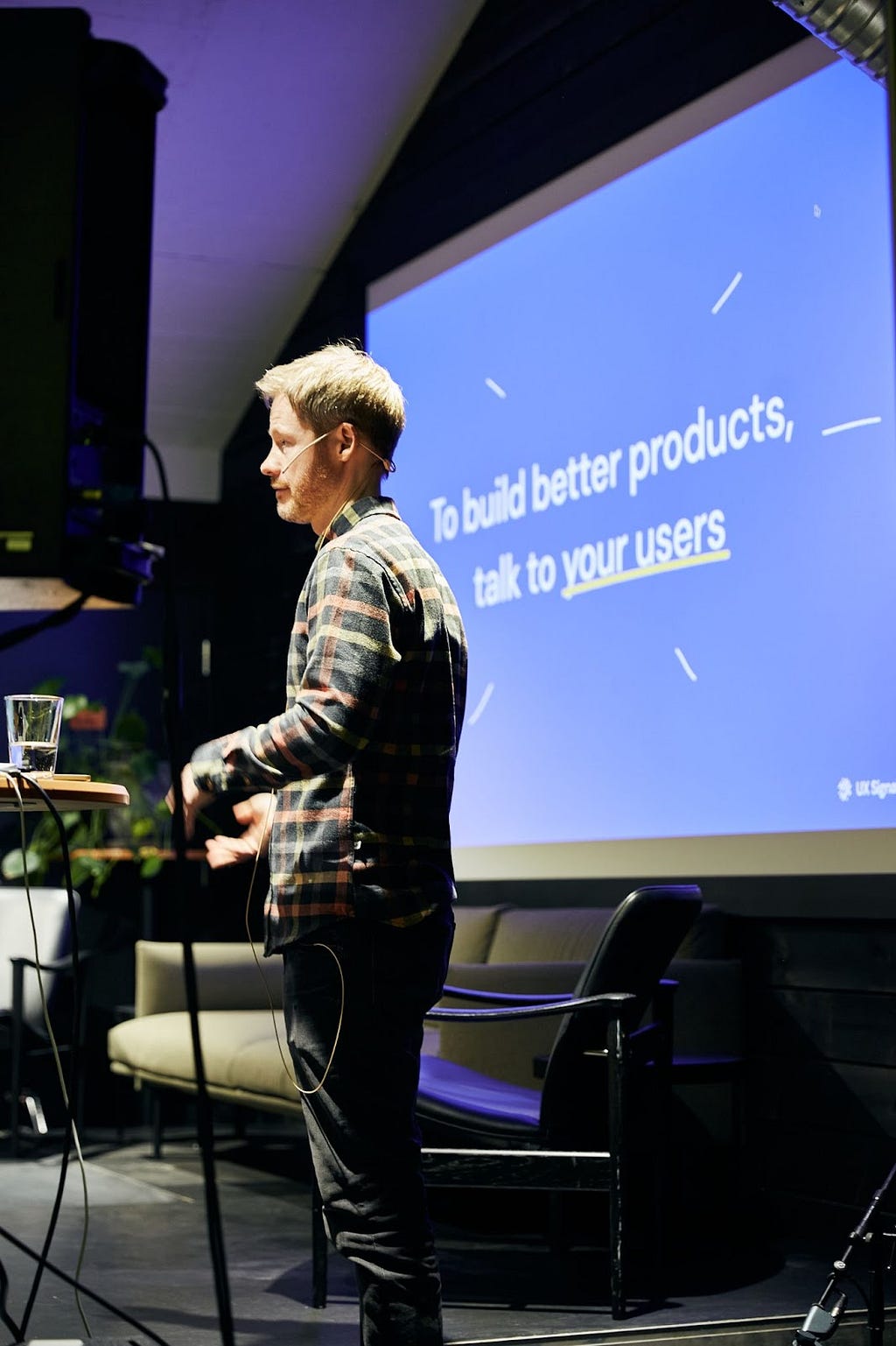 Kristian Berge presenterer UX signals. Slide: To build better products, talk to your users.