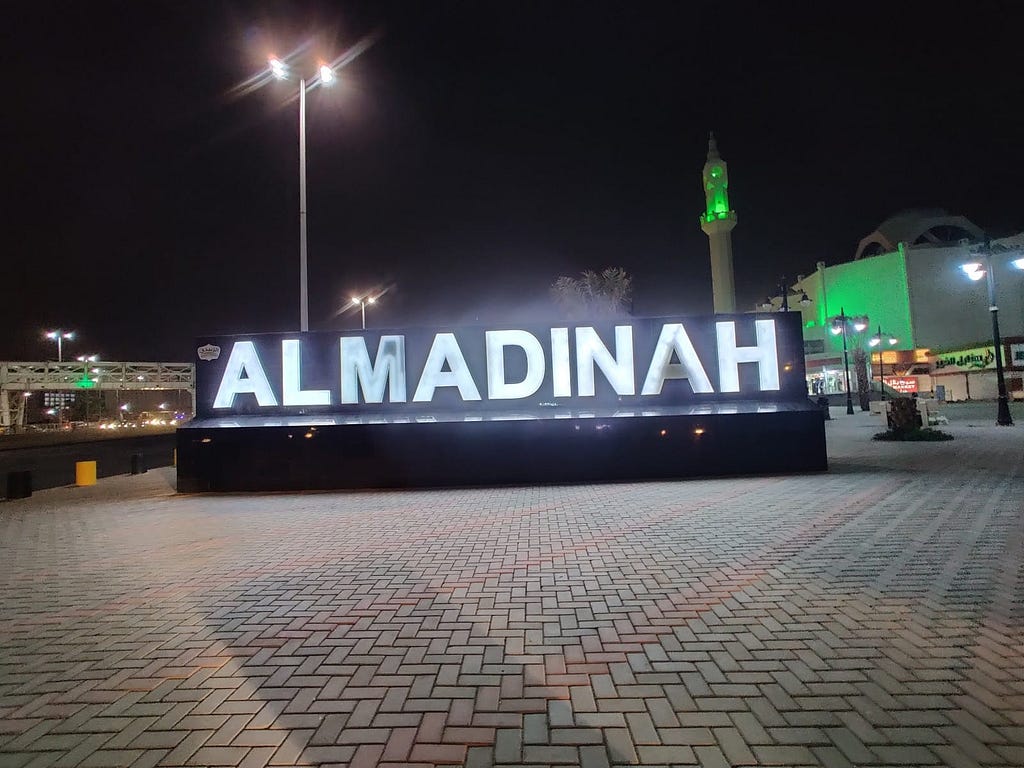 Almadinah Sign