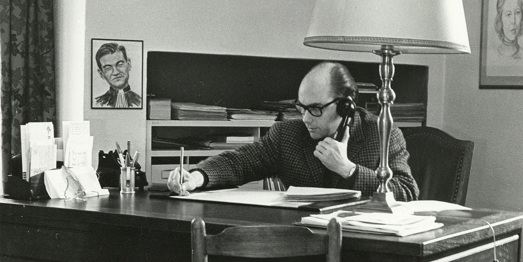 Frans van Isacker aan zijn bureau, 1966
