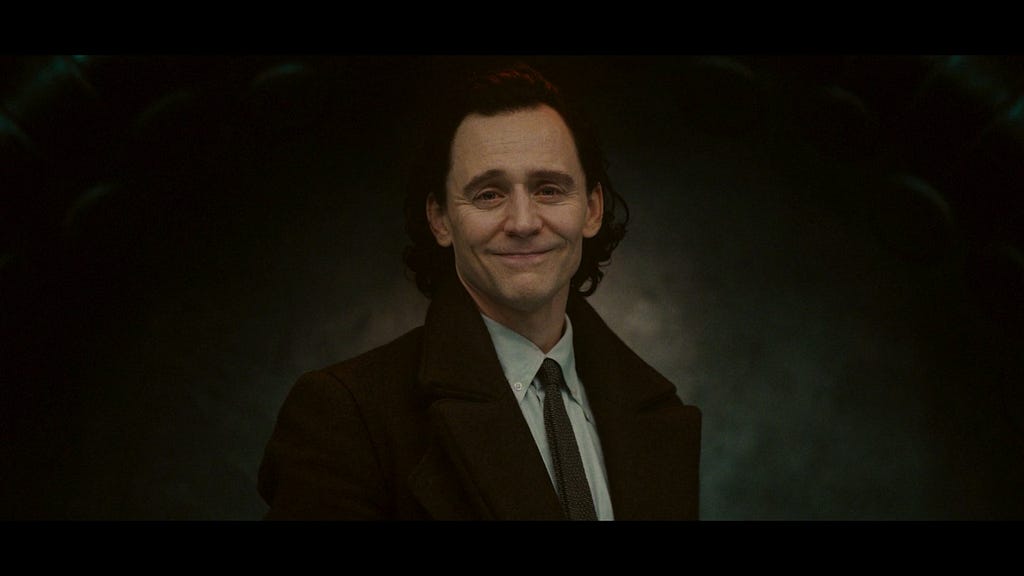 Loki sacrifica o seu tempo para ajudar todos e garantir que o plano será executado. Primeiro plano, ângulo normal. Cena retirada da série Loki.