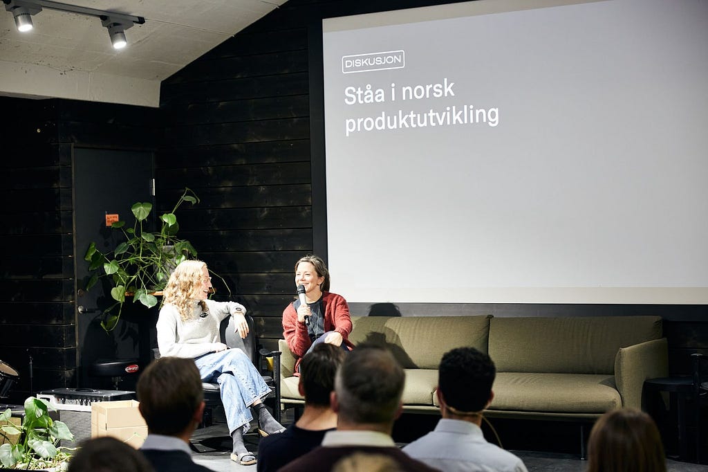 Sonja Porter og Ida Aalen diskuterer i sofaen på scenen