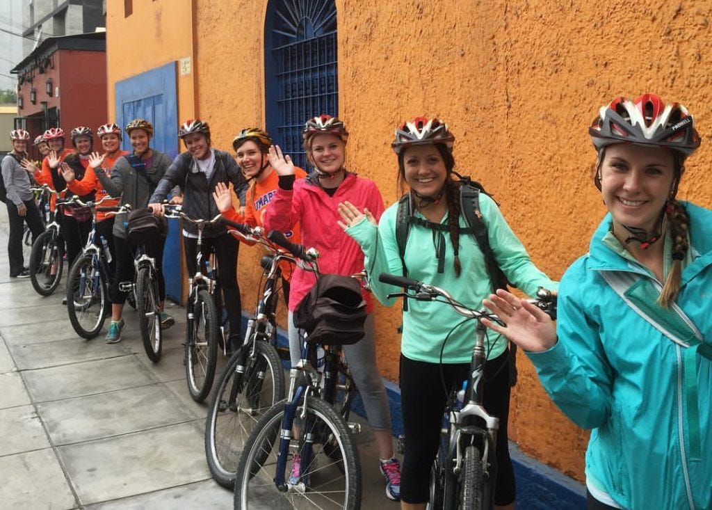 Turistas en bicicleta en Lima
