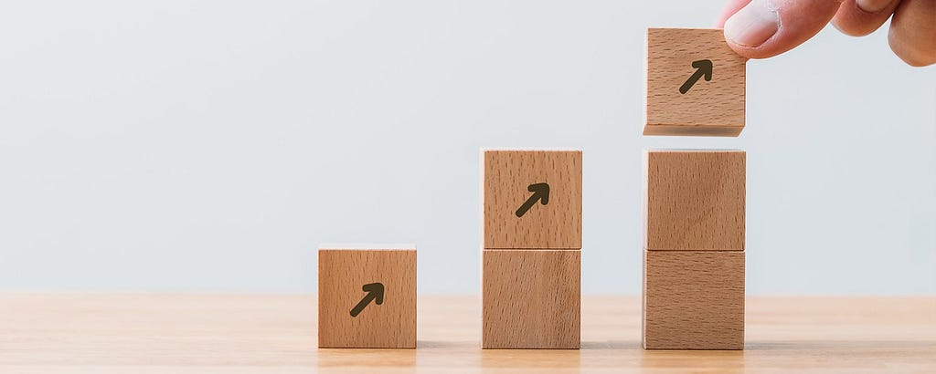 Stacking wooden blocks with arrows on them