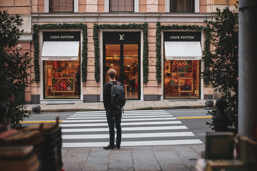 um homem em frente a uma loja