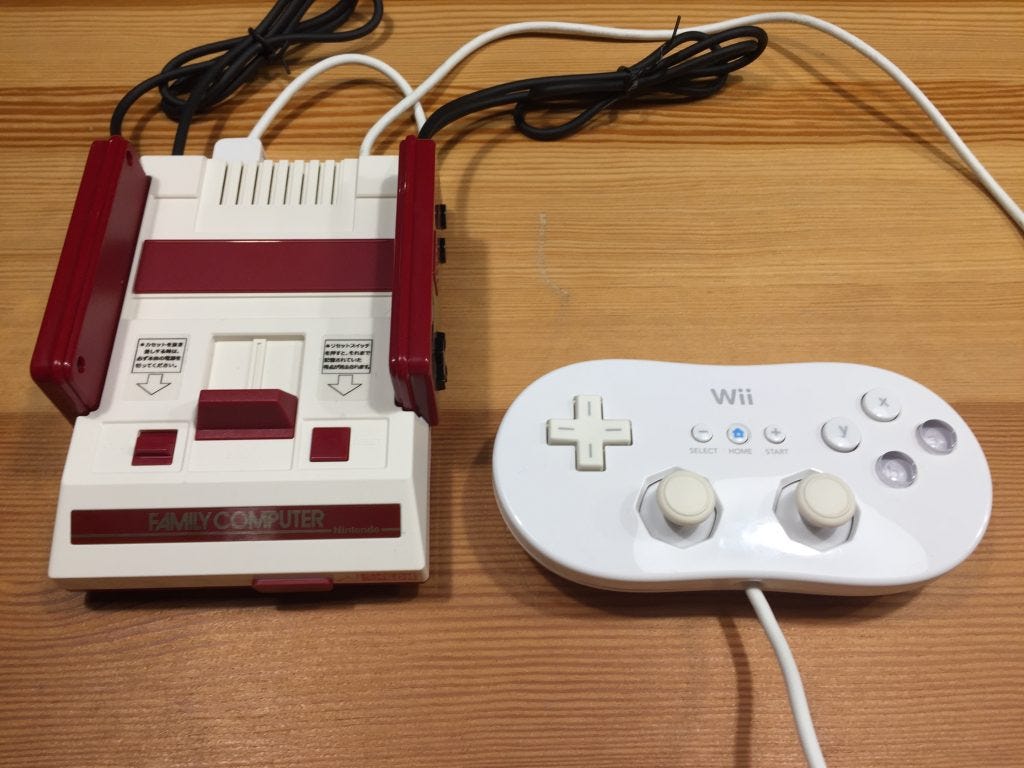 改裝完成後的迷你紅白機與 Wii 傳統控制器合影。