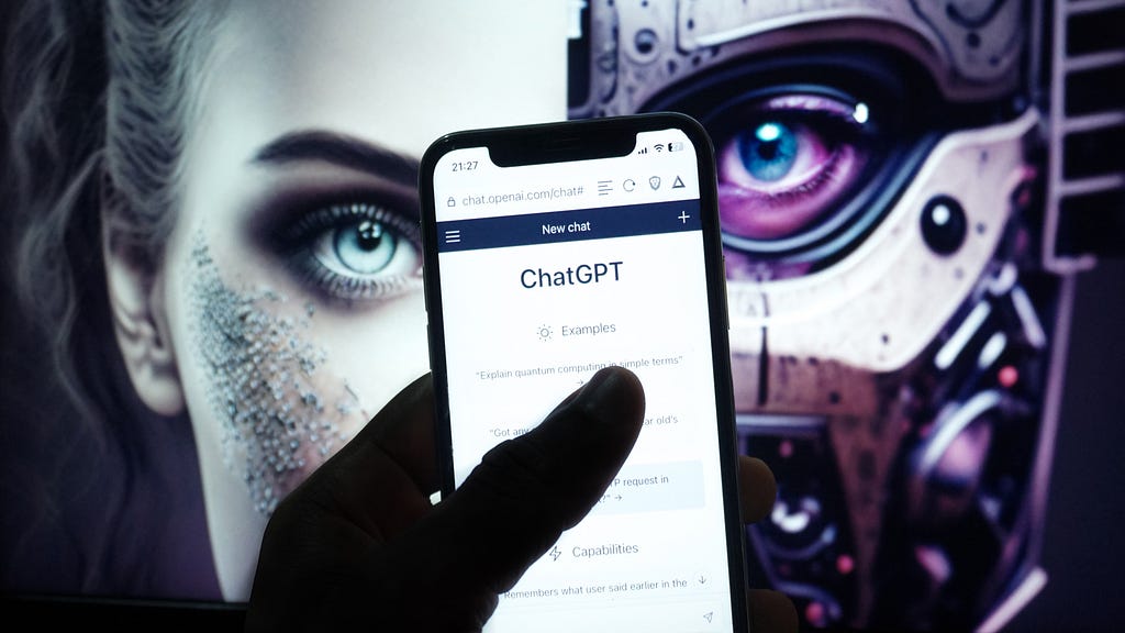 Image of a phone screen displaying a conversation with ChatGPT, while in the background, two faces are visible — a woman and a robot — symbolizing the interaction between human and artificial intelligence in a digital conversation.